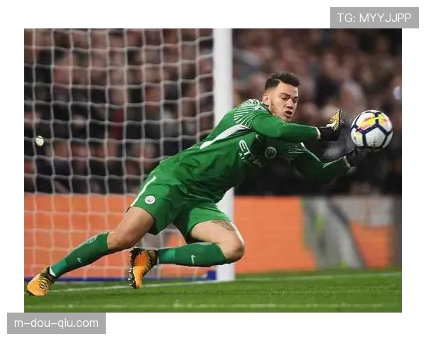 门将失误：埃德森出击摘球脱手，富勒姆前锋轻松推射空门